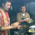焼きラーメン調理中。